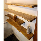 RusticFlow Massivholz Wandregal – Schwebendes Regal mit Baumkante