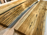 RusticFlow Massivholz Wandregal – Schwebendes Regal mit Baumkante