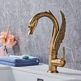 Moderne Waschbeckenarmatur mit Wasserfallfunktion und dekorativem Schwanenhals