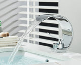 Design Waschtischmischer mit offenem Wasserauslauf – Schlanke Badarmatur für Warm- und Kaltwasser