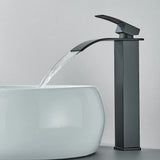 Moderne Waschbeckenarmatur in Schwarz mit Wasserfallfunktion und Mischtechnik