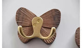 RetroButterfly Elegance – Schwarznuss Wandhaken mit Schmetterlings-Design