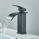 Moderne Waschbeckenarmatur in Schwarz mit Wasserfallfunktion und Mischtechnik