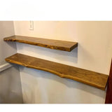 RusticFlow Massivholz Wandregal – Schwebendes Regal mit Baumkante