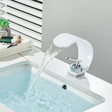 Design Waschtischmischer mit offenem Wasserauslauf – Schlanke Badarmatur für Warm- und Kaltwasser