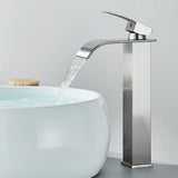 Moderne Waschbeckenarmatur in Schwarz mit Wasserfallfunktion und Mischtechnik