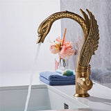 Moderne Waschbeckenarmatur mit Wasserfallfunktion und dekorativem Schwanenhals