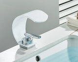 Design Waschtischmischer mit offenem Wasserauslauf – Schlanke Badarmatur für Warm- und Kaltwasser