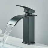 Moderne Waschbeckenarmatur in Schwarz mit Wasserfallfunktion und Mischtechnik