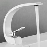Moderne Waschbeckenarmatur mit gebogenem Auslauf und Einhebelmischer für Badezimmer