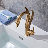 Moderne Waschbeckenarmatur mit Wasserfallfunktion und dekorativem Schwanenhals
