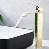 Moderne Waschbeckenarmatur in Schwarz mit Wasserfallfunktion und Mischtechnik