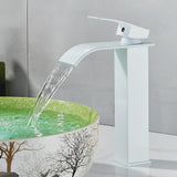 Moderne Waschbeckenarmatur in Schwarz mit Wasserfallfunktion und Mischtechnik