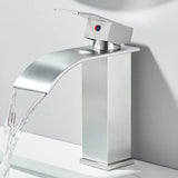 Moderne Waschbeckenarmatur in Schwarz mit Wasserfallfunktion und Mischtechnik