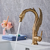 Moderne Waschbeckenarmatur mit Wasserfallfunktion und dekorativem Schwanenhals