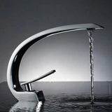 Moderne Waschbeckenarmatur mit gebogenem Auslauf und Einhebelmischer für Badezimmer