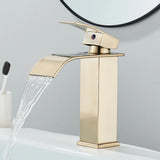 Moderne Waschbeckenarmatur in Schwarz mit Wasserfallfunktion und Mischtechnik