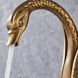 Moderne Waschbeckenarmatur mit Wasserfallfunktion und dekorativem Schwanenhals