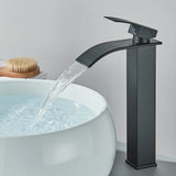 Moderne Waschbeckenarmatur in Schwarz mit Wasserfallfunktion und Mischtechnik