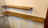 RusticFlow Massivholz Wandregal – Schwebendes Regal mit Baumkante