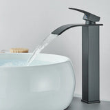 Moderne Waschbeckenarmatur in Schwarz mit Wasserfallfunktion und Mischtechnik