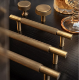 BrassLine Massiver Möbelgriff – Antik-Messing Diamond-Cut T-Bar