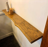 RusticFlow Massivholz Wandregal – Schwebendes Regal mit Baumkante