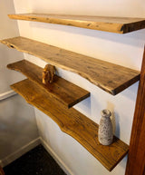 RusticFlow Massivholz Wandregal – Schwebendes Regal mit Baumkante