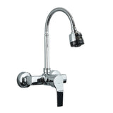 Moderne Küchenwandarmatur mit schwenkbarem Flexauslauf und Zweifach-Wasserfunktion