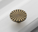 Copperlia ArcElegance Möbelgriff – Halbkreis-Schrankgriff aus Vollmessing im Antik-Copper Finish