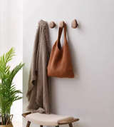 NordicPebble Elegance – Skandinavischer Massivholz Wandhaken ohne Bohren
