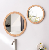 Eleganter Wandspiegel mit Holzrahmen