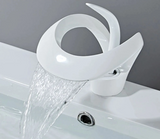 Weißglanz Wasserfall-Waschtischarmatur mit Einhebelmischer für Warm- und Kaltwasser